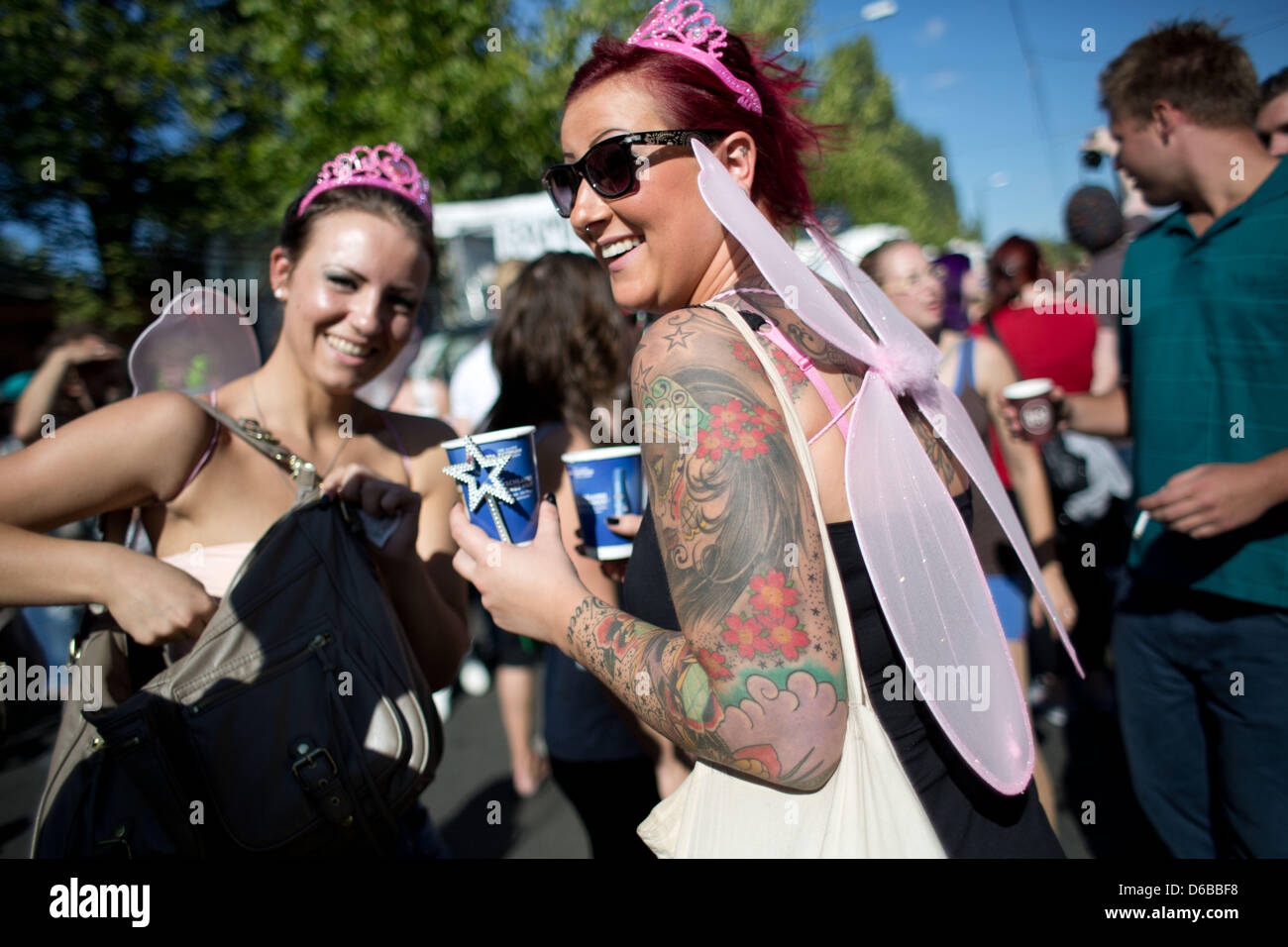 Circa 5000 persone frequentano il cosiddetto Fuckparade a Berlino, Germania, 25 agosto 2012. Il Fuckparade fu fondata nel 1997 come contro-evento per la Loveparade e questo anno la sfilata dimostra nei confronti di gentrification e tassi di GEMA (tedesco diritti di esecuzione la società). Foto: JOERG CARSTENSEN Foto Stock