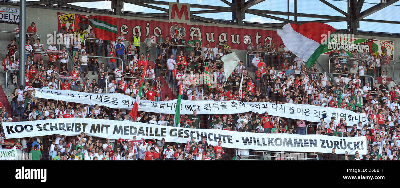 Augsburg è un fan del benvenuto olimpico medaglia di bronzo vincitore Ja-Cheol Koo durante la Bundesliga tedesca partita di calcio tra FC Augsburg e Fortuna Duesseldorf a SGL-Arena di Augsburg, Germania, 25 agosto 2012. Foto: STEFAN PUCHNER Foto Stock