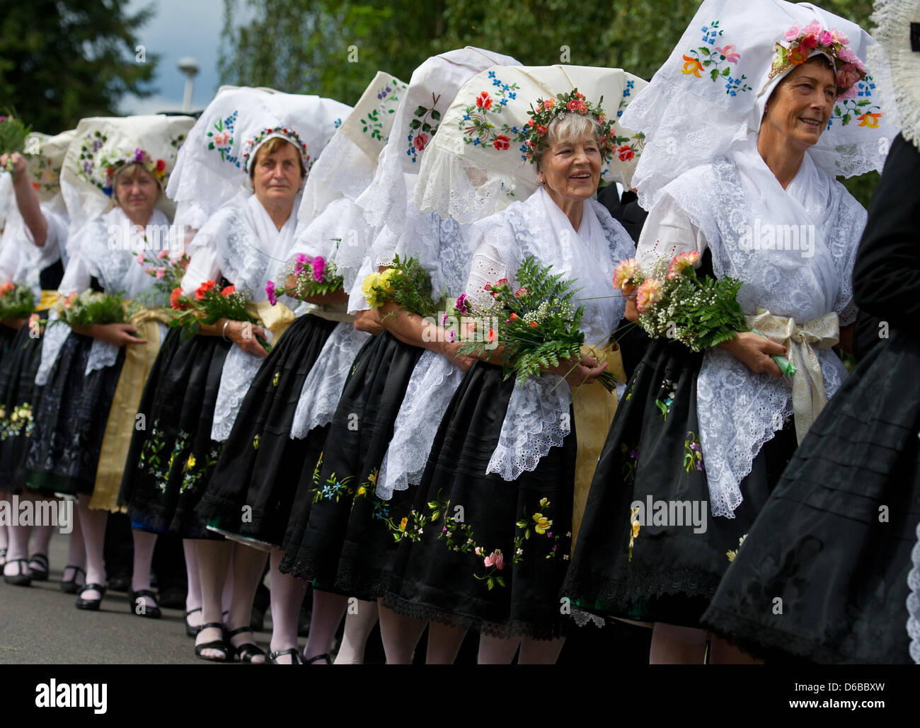 Due donne che indossano tradizionali costumi Spreewald assistere ad una parata del xx Home e Costume festival di Burg alla Foresta della Sprea, Germania, 26 agosto 2012. Diverse migliaia di persone hanno celebrato il ventesimo Home e Costume Festival di Burg. Foto: PATRICK PLEUL Foto Stock