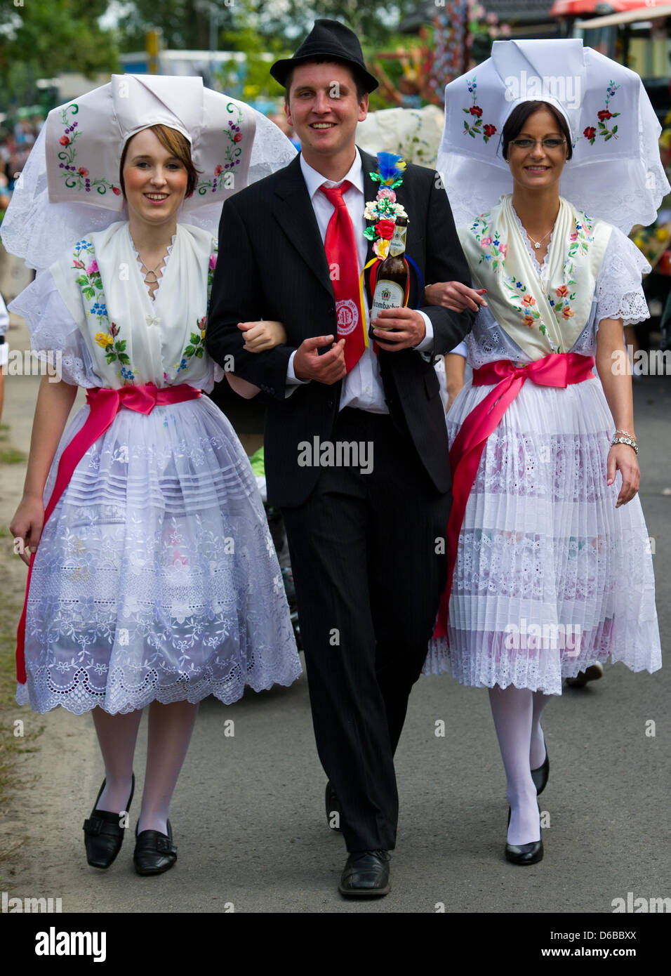 Persone che indossano tradizionali costumi Spreewald assistere ad una parata del xx Home e Costume festival di Burg alla Foresta della Sprea, Germania, 26 agosto 2012. Diverse migliaia di persone hanno celebrato il ventesimo Home e Costume Festival di Burg. Foto: PATRICK PLEUL Foto Stock