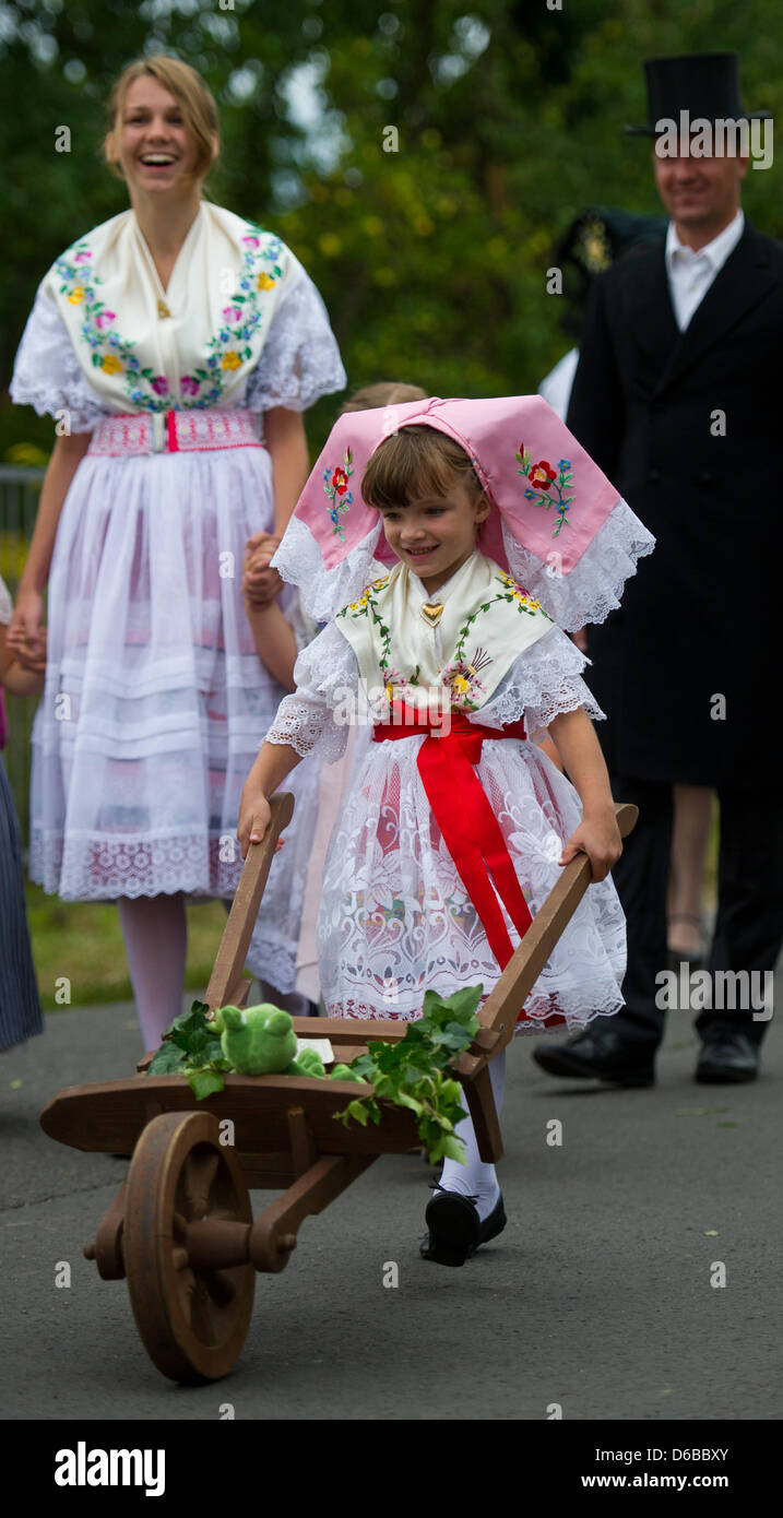 Persone che indossano tradizionali costumi Spreewald assistere ad una parata del xx Home e Costume festival di Burg alla Foresta della Sprea, Germania, 26 agosto 2012. Diverse migliaia di persone hanno celebrato il ventesimo Home e Costume Festival di Burg. Foto: PATRICK PLEUL Foto Stock