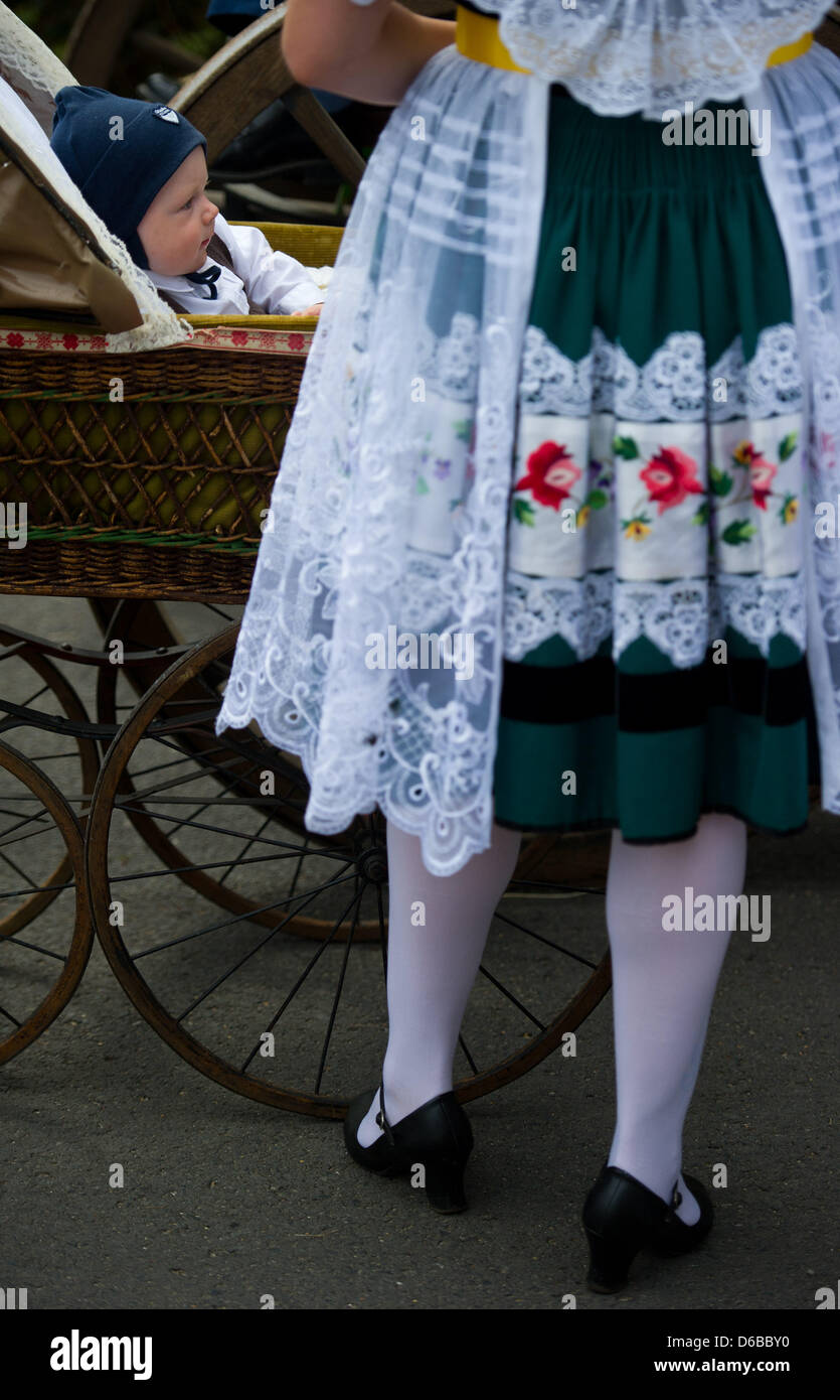 Probabilmente il più giovane partecipante assiste una parata del xx Home e Costume festival in un carrello a Burg alla Foresta della Sprea, Germania, 26 agosto 2012. Diverse migliaia di persone hanno celebrato il ventesimo Home e Costume Festival di Burg. Foto: PATRICK PLEUL Foto Stock