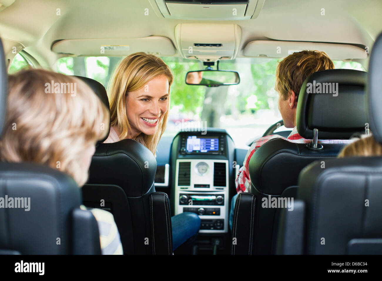 Famiglia di equitazione in auto insieme Foto Stock