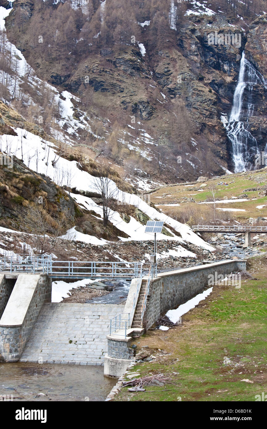 Sun ed energia idrica Foto Stock