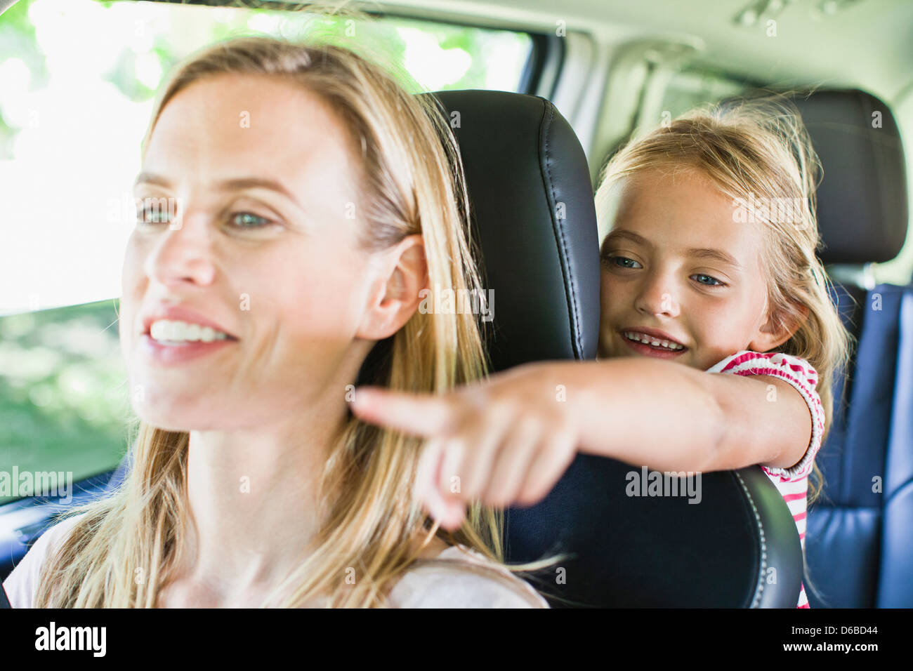 Madre e figlia parlano in auto Foto Stock