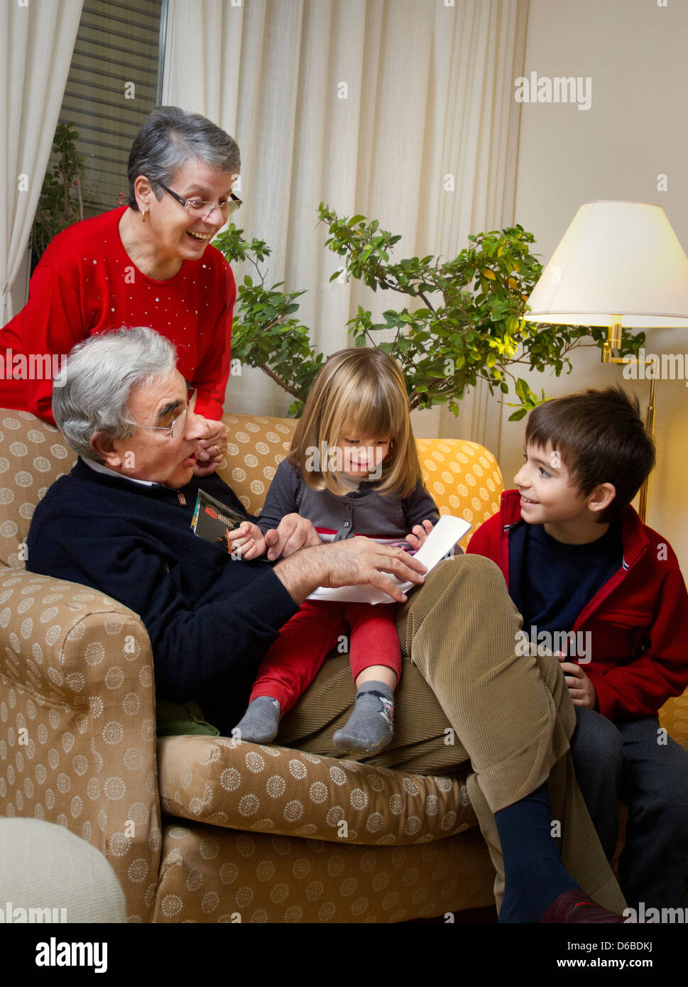 Coppia di anziani con i nipoti sul divano Foto Stock
