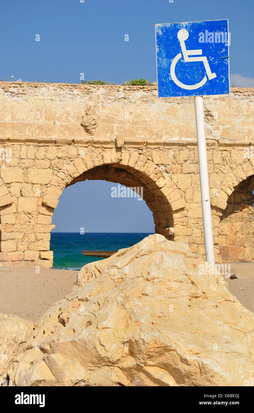 Non valido segno di parcheggio presso la costa di Cesarea. Israele. Foto Stock