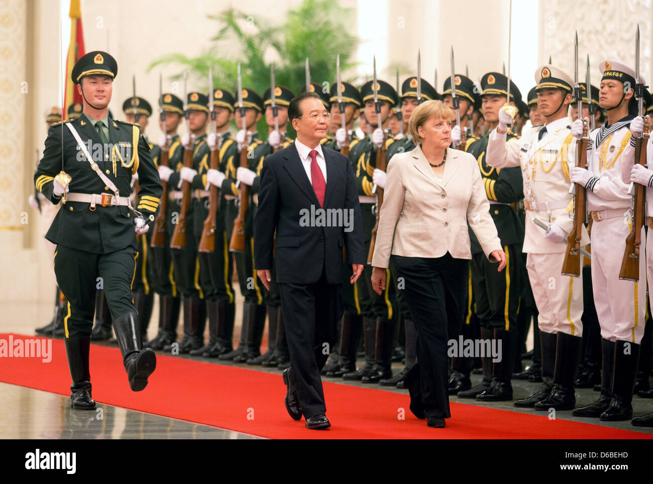 Bundeskanzlerin Angela Merkel (CDU) wird am Donnerstag (30.08.2012) in der Großen Halle des Volkes a Pechino von Chinas Ministerpräsidenten Wen Jiabao mit militärischen Ehren begrüßt. Hier finden mit weiteren Vertretern der Bundesregierung die 2. Deutsch-Chinesischen Regierungskonsultationen statt. Foto: Kay Nietfeld dpa Foto Stock