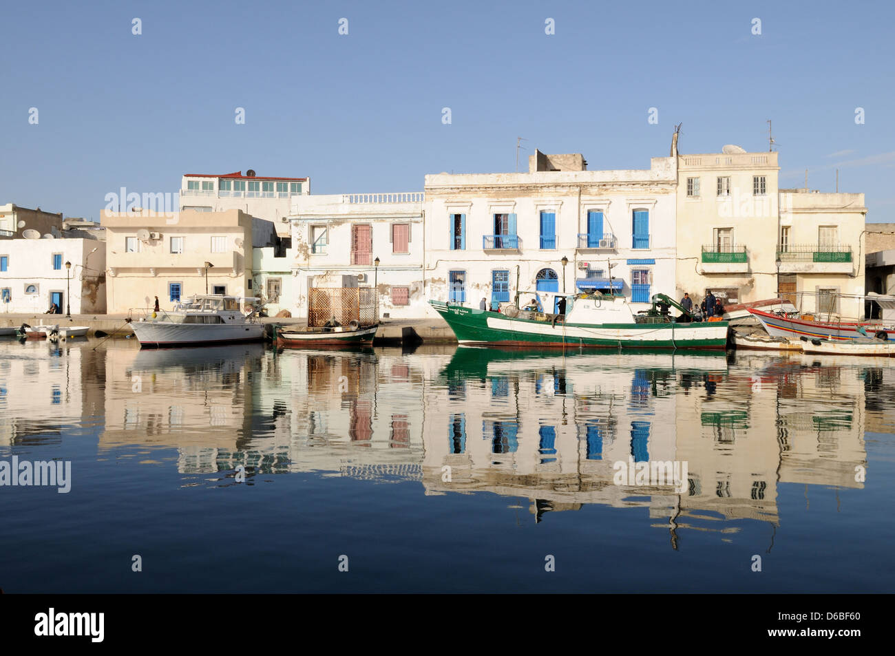 Case pittoresche della Medina si riflette nel vecchio porto Bizerte Tunisia Foto Stock