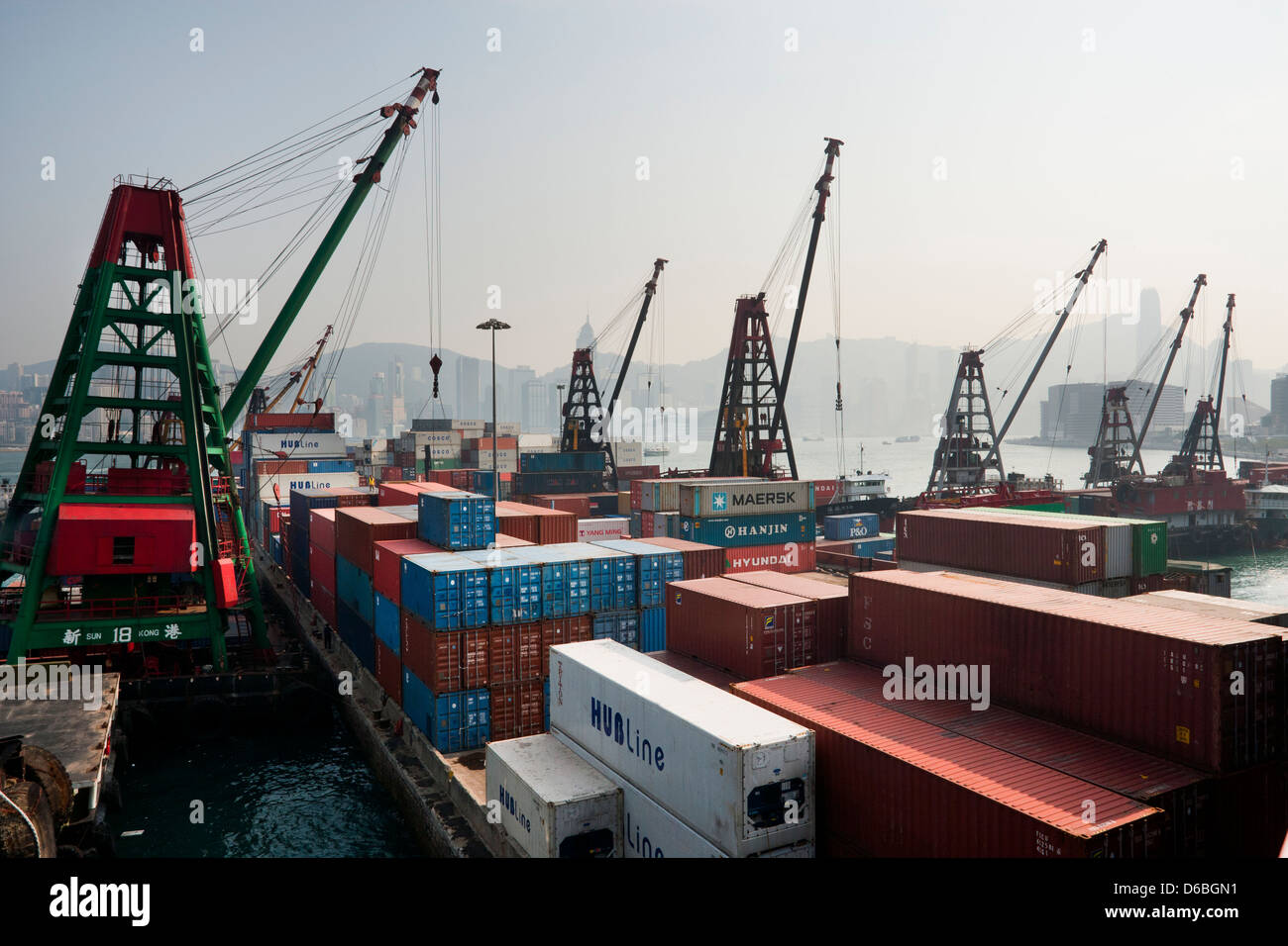 Cina, Hong Kong, Victoria Harbour, la movimentazione del contenitore impianto di Hung Hom Foto Stock