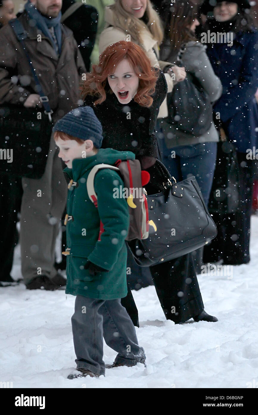 Christina Hendricks sul set di "non mi Kw come lo fa' le riprese in Manhattan New York City, Stati Uniti d'America Foto Stock