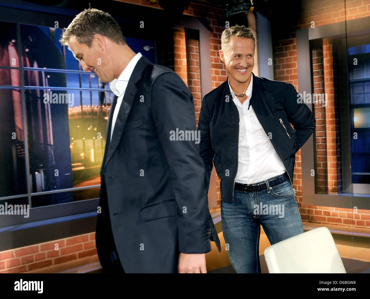 Professional race driver Ralf (L) e Michael Schumacher lasciare lo studio dopo il talk show "Beckmann' a Colonia, Germania, 30 agosto 2012. Foto: Henning Kaiser Foto Stock