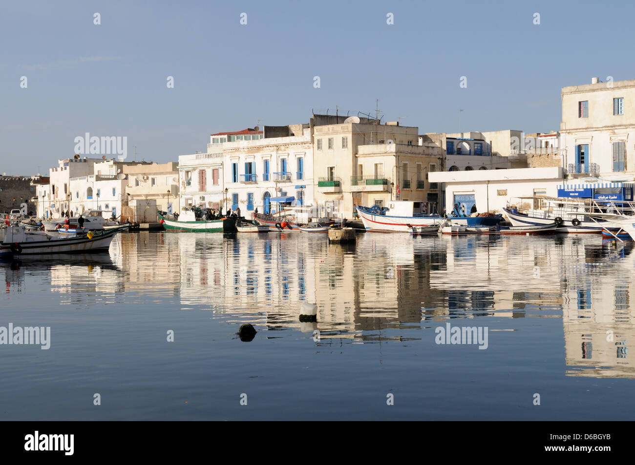 Case pittoresche della Medina si riflette nel vecchio porto Bizerte Tunisia Foto Stock
