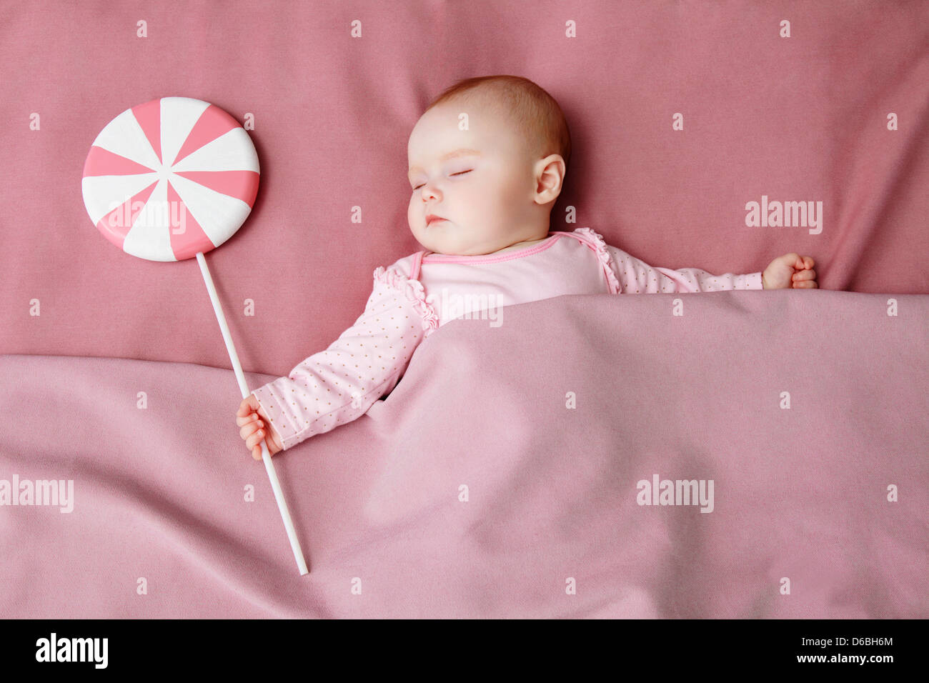 Baby girl dormire nel letto Foto Stock