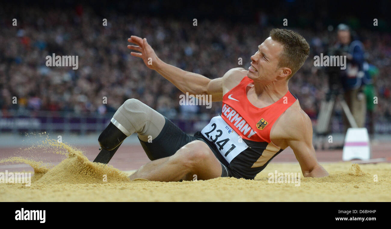 Markus Rehm di Germania salta durante gli uomini salto in lungo Finale F42/44 presso lo Stadio Olimpico durante il London 2012 Giochi Paralimpici di Londra, Gran Bretagna, 31 agosto 2012. Foto: Julian Stratenschulte dpa +++(c) dpa - Bildfunk+++ Foto Stock