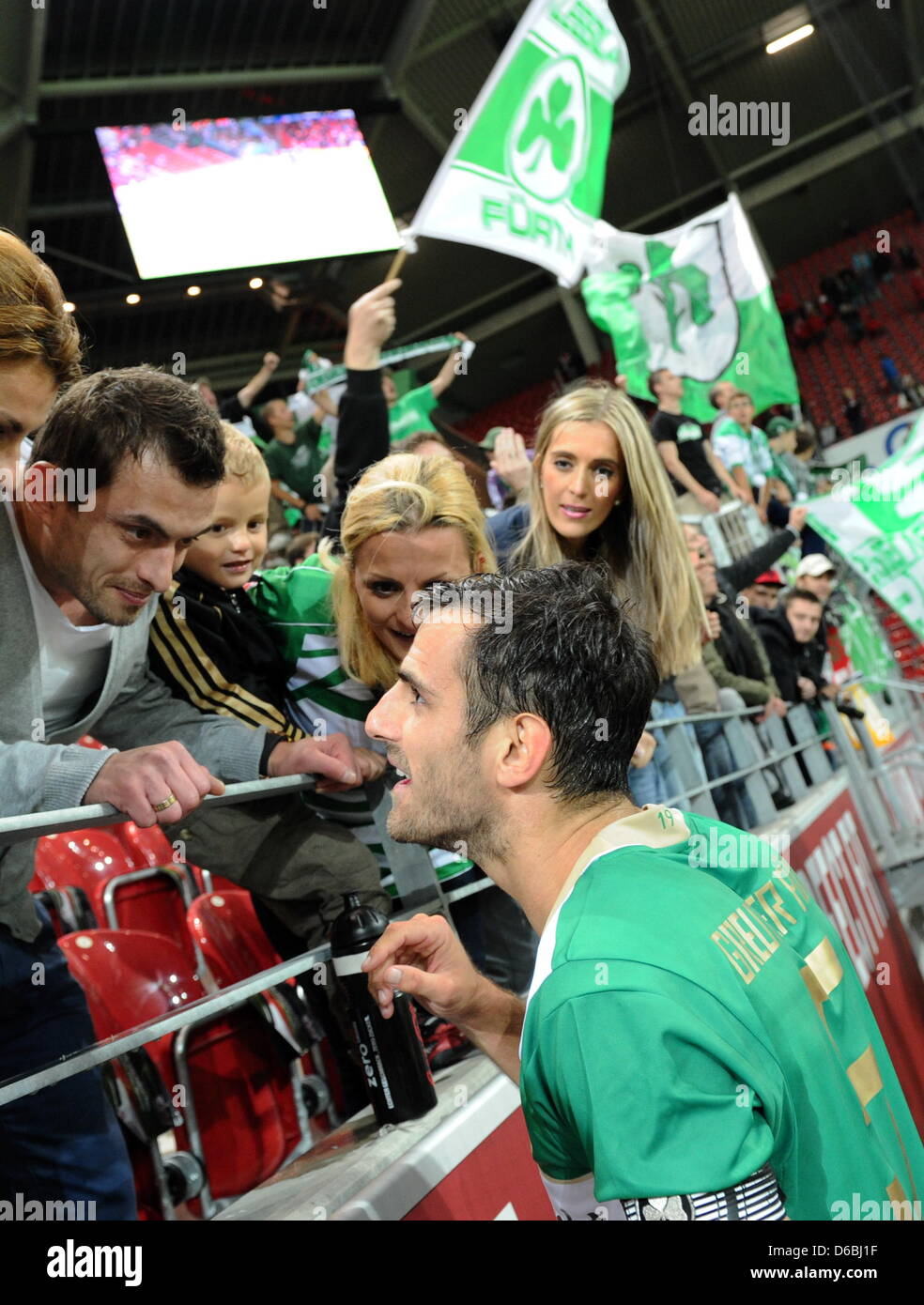 Fuerth Captain's Mergim Mavraj ringrazia i tifosi dopo la vittoria della Bundesliga tedesca partita di calcio tra 1. FSV Mainz 05 e SpVgg Greuther Fuerth a Coface Arena a Mainz, Germania, 31 agosto 2012. Foto: Roland Holschneider Foto Stock