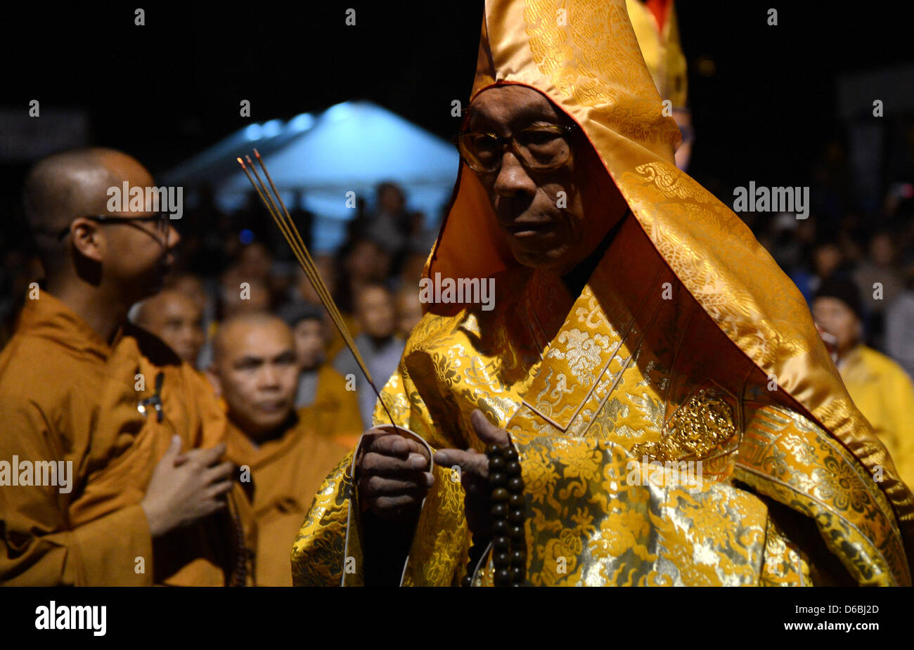 I monaci buddisti frequentare un cerimoniale di consacrazione di una statua del Buddha a Viên-Giác-Pagode chiostro ad Hannover, Germania, 31 agosto 2012. I buddisti vietnamiti ha celebrato la consacrazione di un 3,25 metro alto statua del Buddha presso il più grande chiostro buddista in Germania. Foto: Peter Steffen Foto Stock