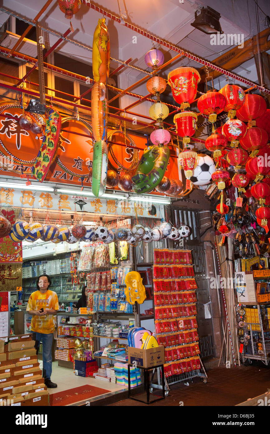 Cina, Hong Kong, Yau Ma Tei, dettagliante presso il Mercato Notturno di Temple Street Foto Stock Cina, Hong Kong, Yau Ma Tei, dettagliante presso il Mercato Notturno di Temple Street Foto Stock