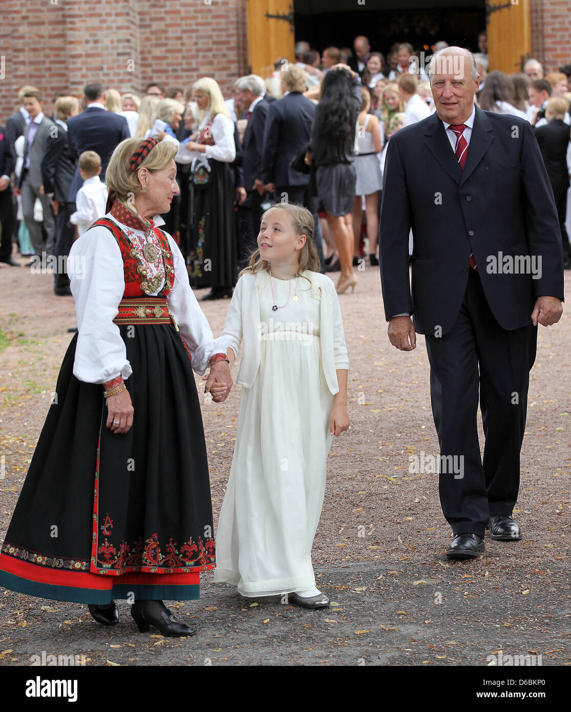 Il re Harald di Norvegia, Queen Sonja (L) e la principessa Ingrid Alexandra lasciando il servizio di conferma per Marius Borg Hoiby, figlio della principessa Mette-Marit della Norvegia, a Asker chiesa in Asker, 02 settembre 2012. Foto: Albert Nieboer / Paesi Bassi fuori Foto Stock