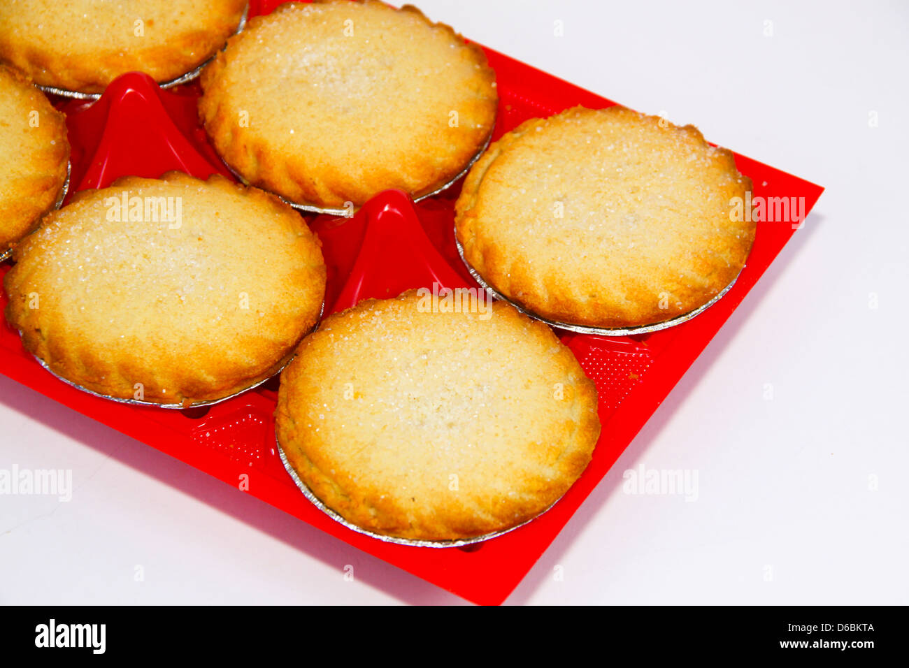 Shop acquistato singoli torte di mele nel vassoio di plastica Foto Stock