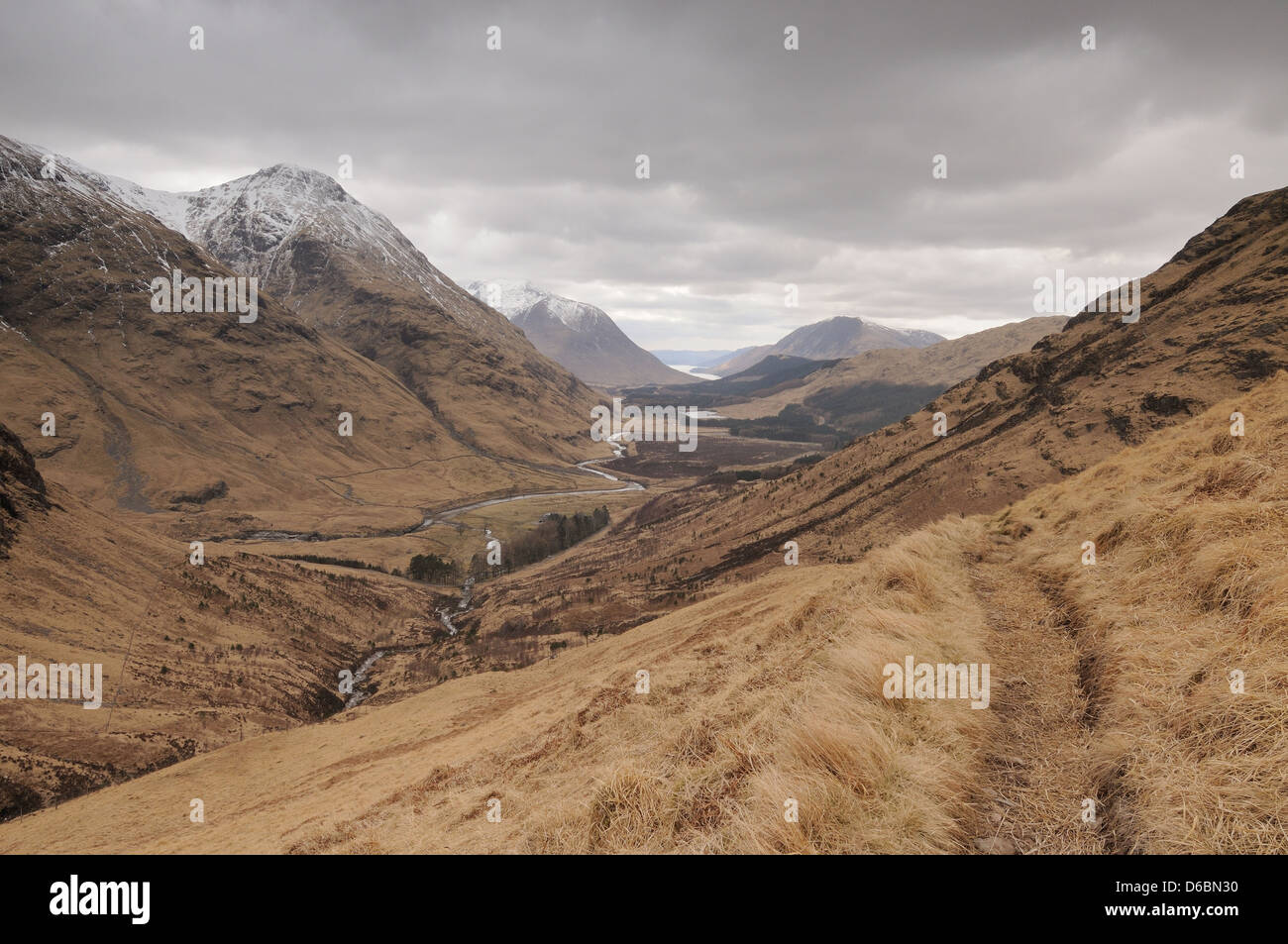 Il percorso dal Lairig Gartain conducono giù in Glen Etive, Highlands scozzesi Foto Stock