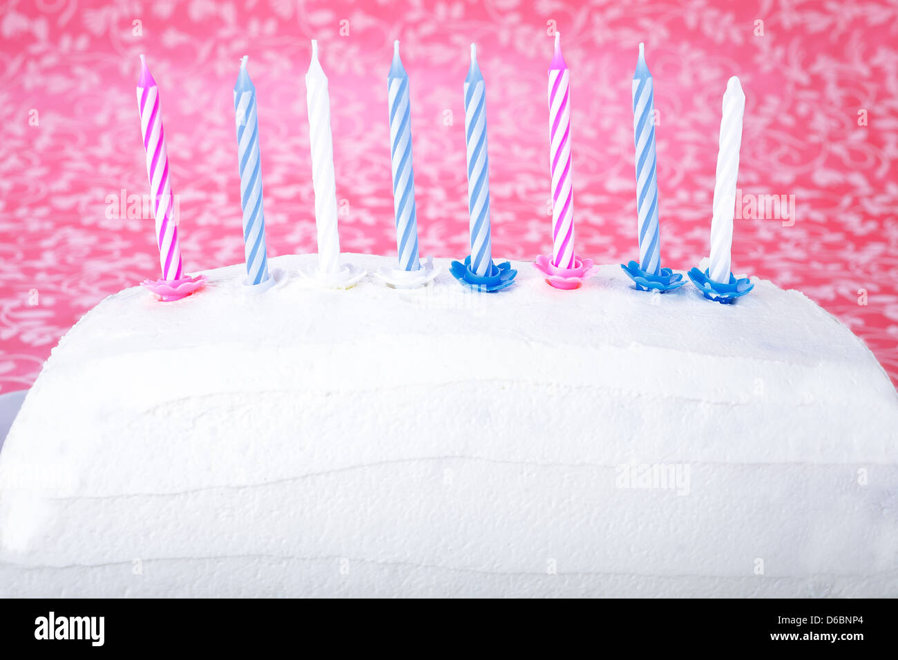 Immagini Stock - Torta Di Compleanno Con Candeline E Coriandoli