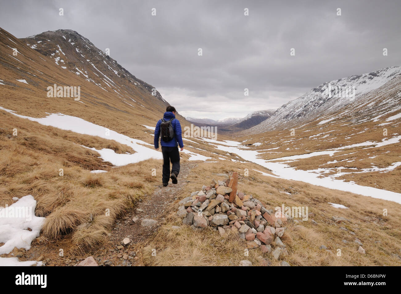 Walker sul Lairig Gartain passano in inverno, Glencoe, Highlands scozzesi Foto Stock