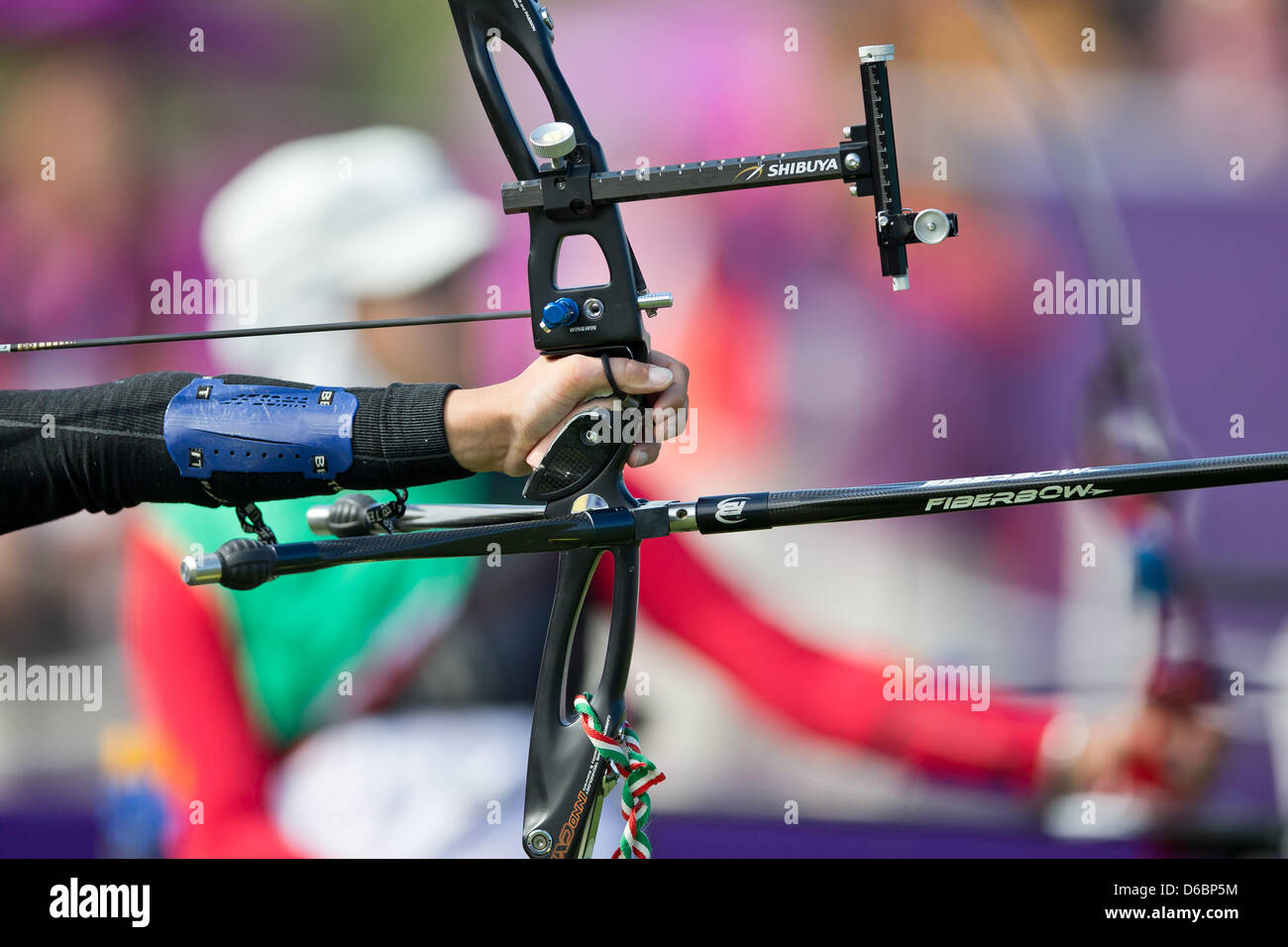 Elisabetta Mijno dell Italia compete le donne individuale cambio - W1/W2 finale per il London 2012 Giochi Paralimpici di tiro con l'arco concorrenza presso il Royal Artillery Barracks, 4 settembre 2012. Foto: Daniel Karmann dpa +++(c) dpa - Bildfunk+++ Foto Stock