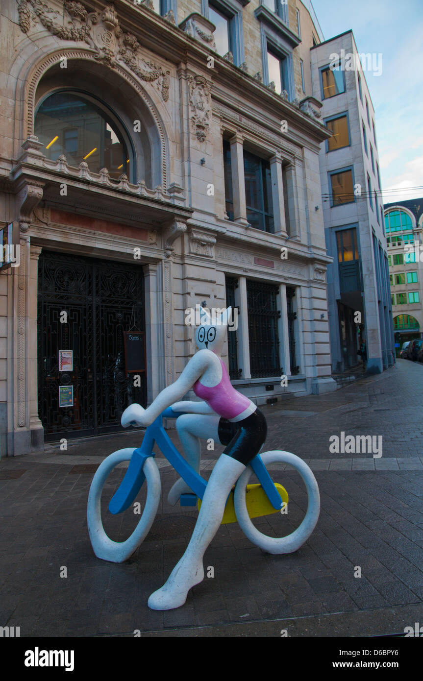 Cat on Bike scultura (2005) da Alain Sechas a Marche aux Herbes o Grasmarkt square Bruxelles Belgio Europa Foto Stock