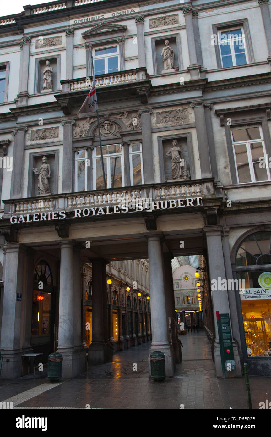 Galeries Royales Saint-Hubert o Koninklijke Sint-Hubertusgalerijen shopping arcade esterno a Grasmarkt square Bruxelles Foto Stock