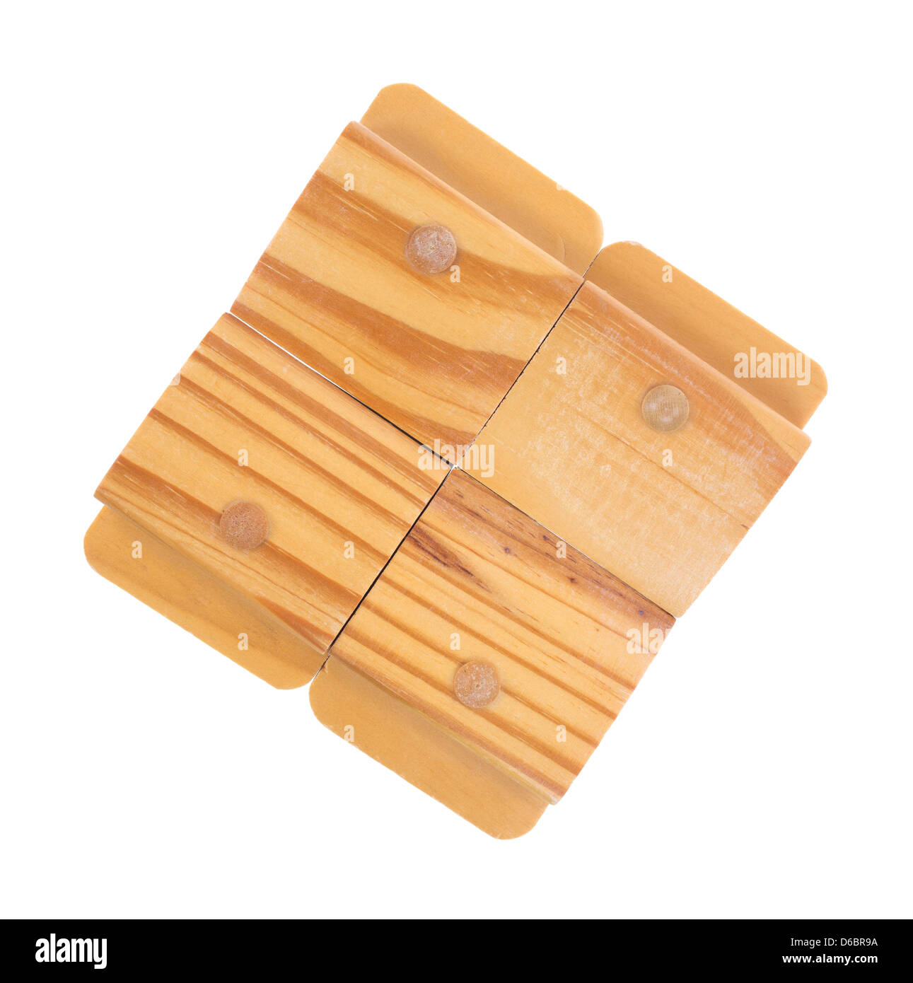 Un gruppo di quattro in legno di pino arazzo staffe su uno sfondo bianco. Foto Stock
