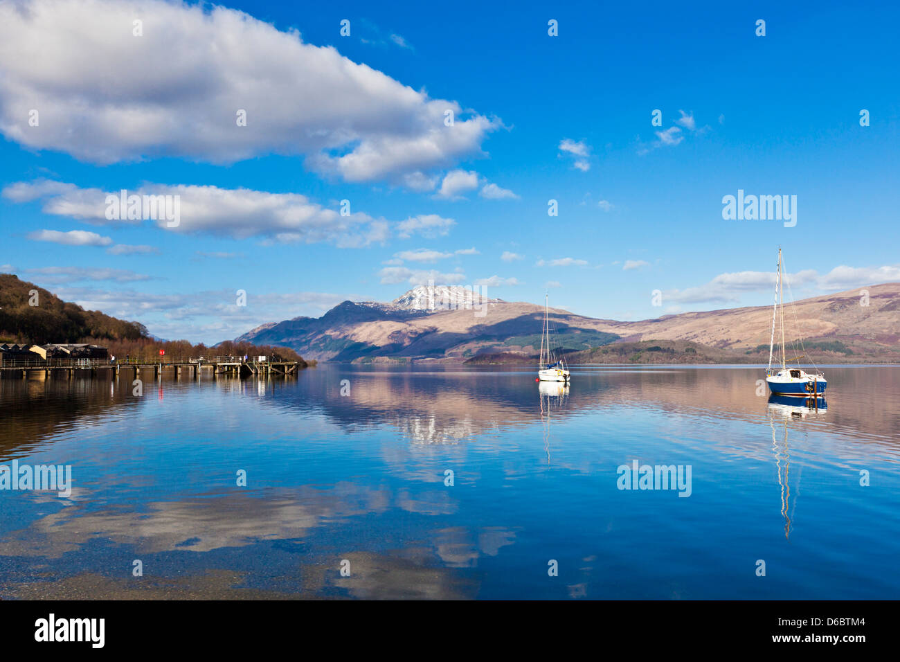 Pittoresco e tranquillo Loch Lomond con barche a vela Pontile Luss Luss Argyll and Bute Scozia Regno Unito Regno Unito GB EU Europe Foto Stock