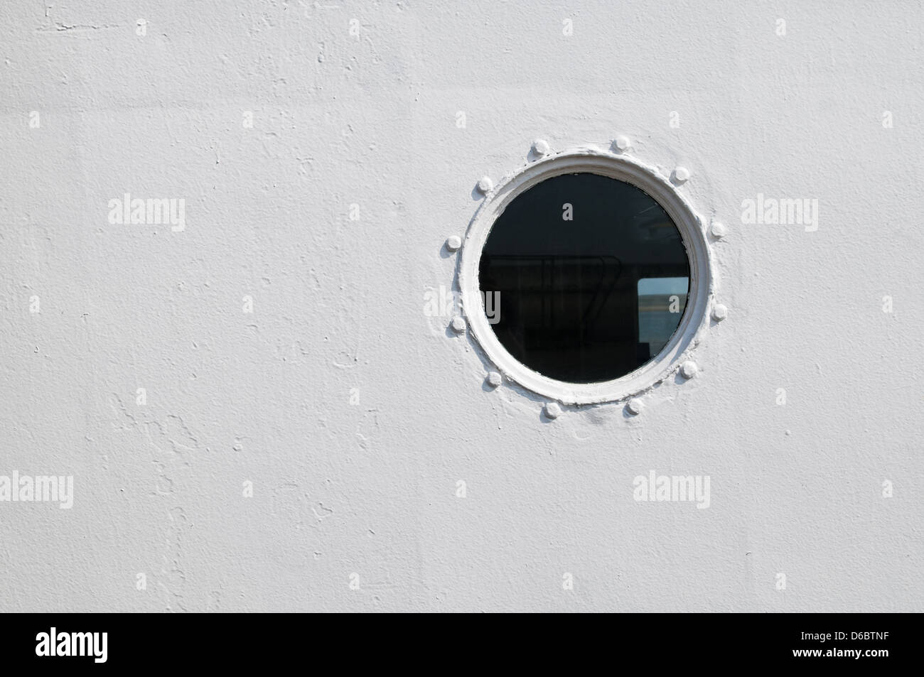 Un oblò finestra su una carena delle navi Foto Stock