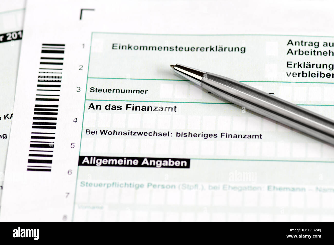 In prossimità di una tassa tedesca forma con la penna - Einkommenssteuererklaerung Foto Stock