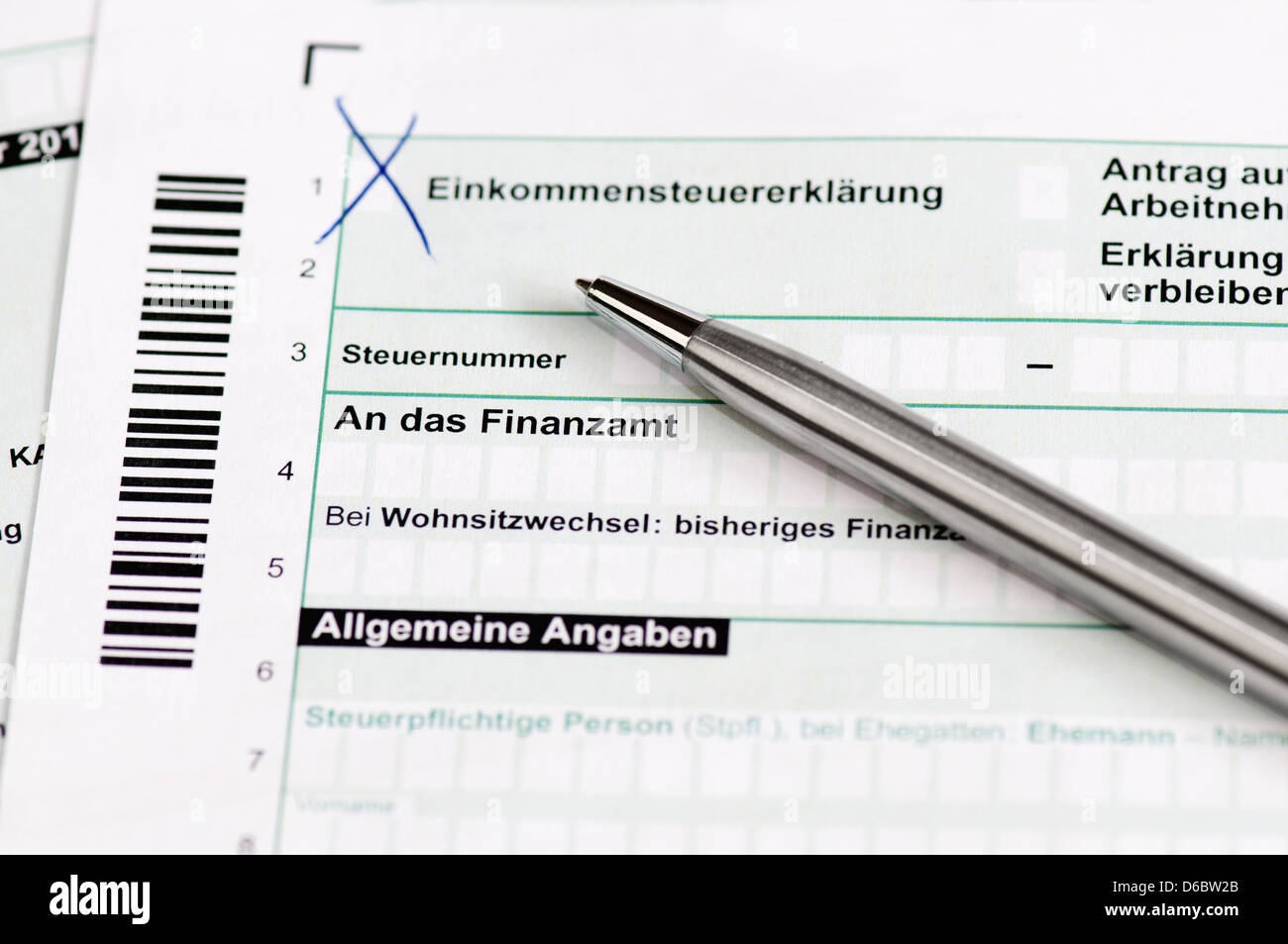 In prossimità di una tassa tedesca forma con la penna - Einkommenssteuererklaerung Foto Stock