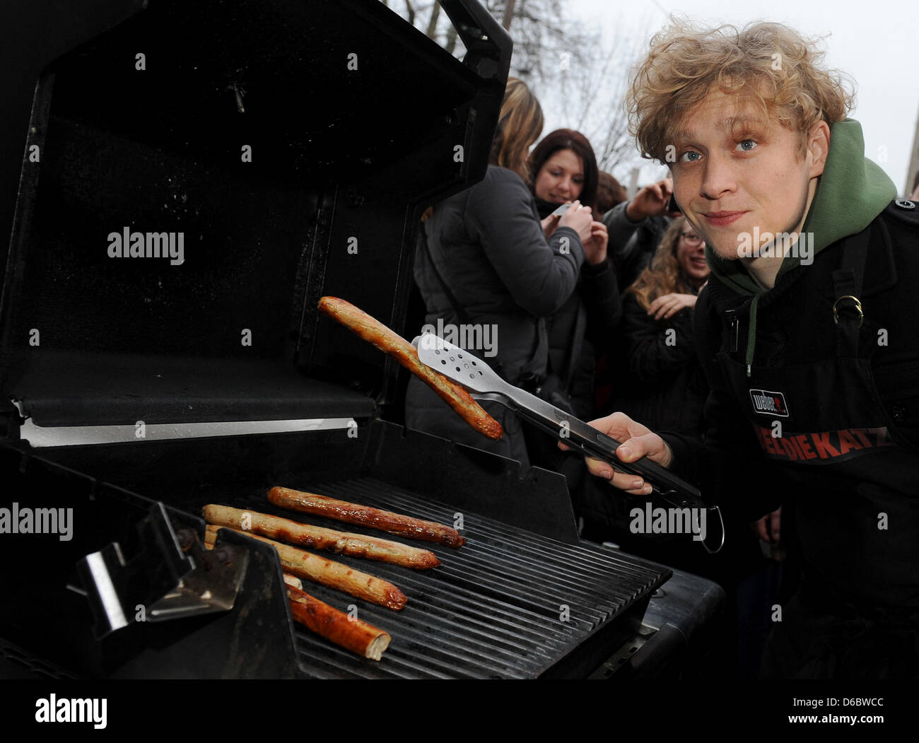 L'attore Matthias Schweighoefer pone accanto a un grill a Berlino, Germania, 01 gennaio 2012. Grazie al successo della sua recentemente in onda film 'RUBBELDIEKATZ' Schweighoefer invitati per un nuovo anno di barbecue. Foto: Britta Pedersen Foto Stock