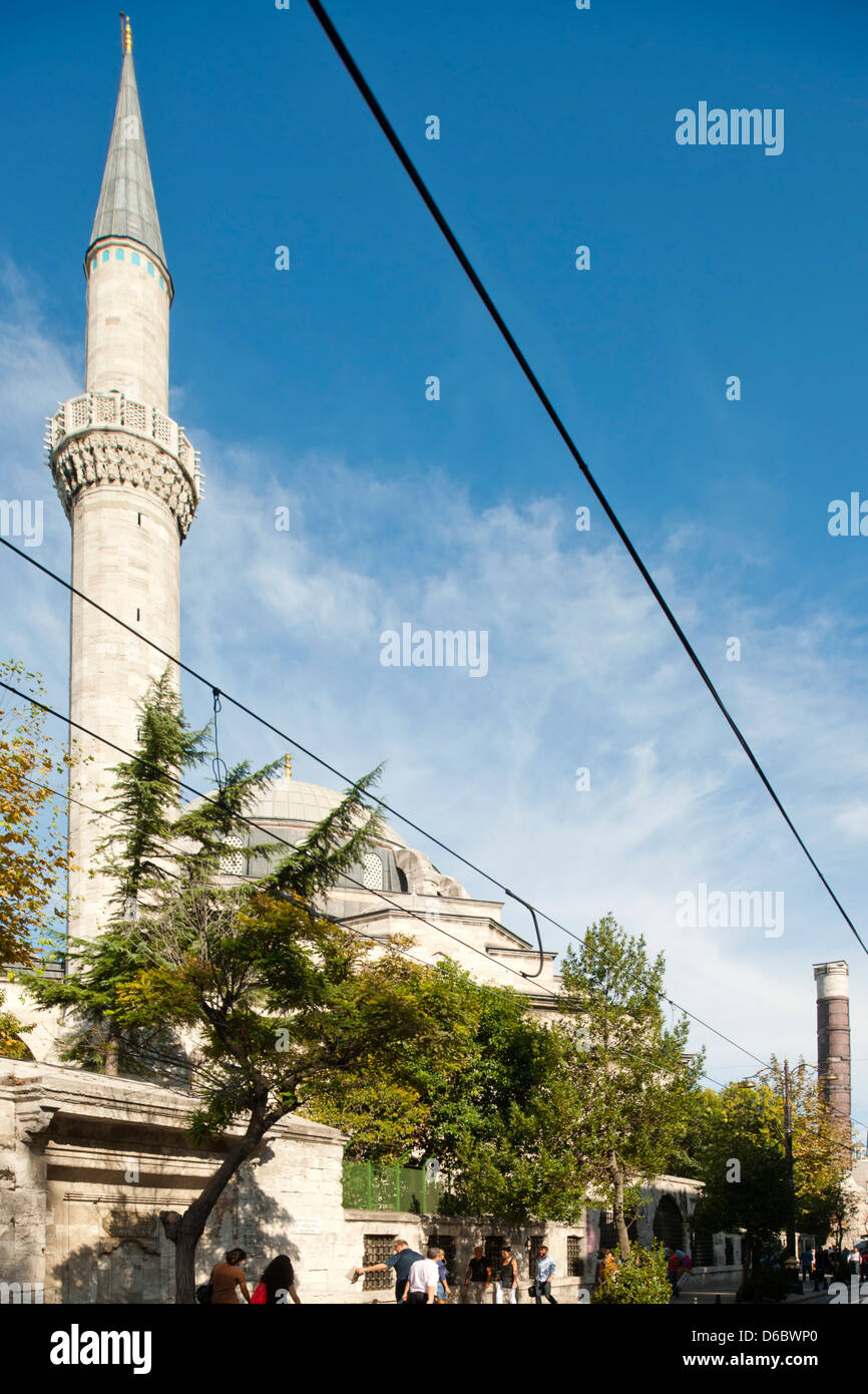 Türkei, Istanbul, Yeniciler Cadesi ( Verlängerung der Divan Yolu ), Atik Ali Pasa Moschee und die Konstantinsäule Foto Stock