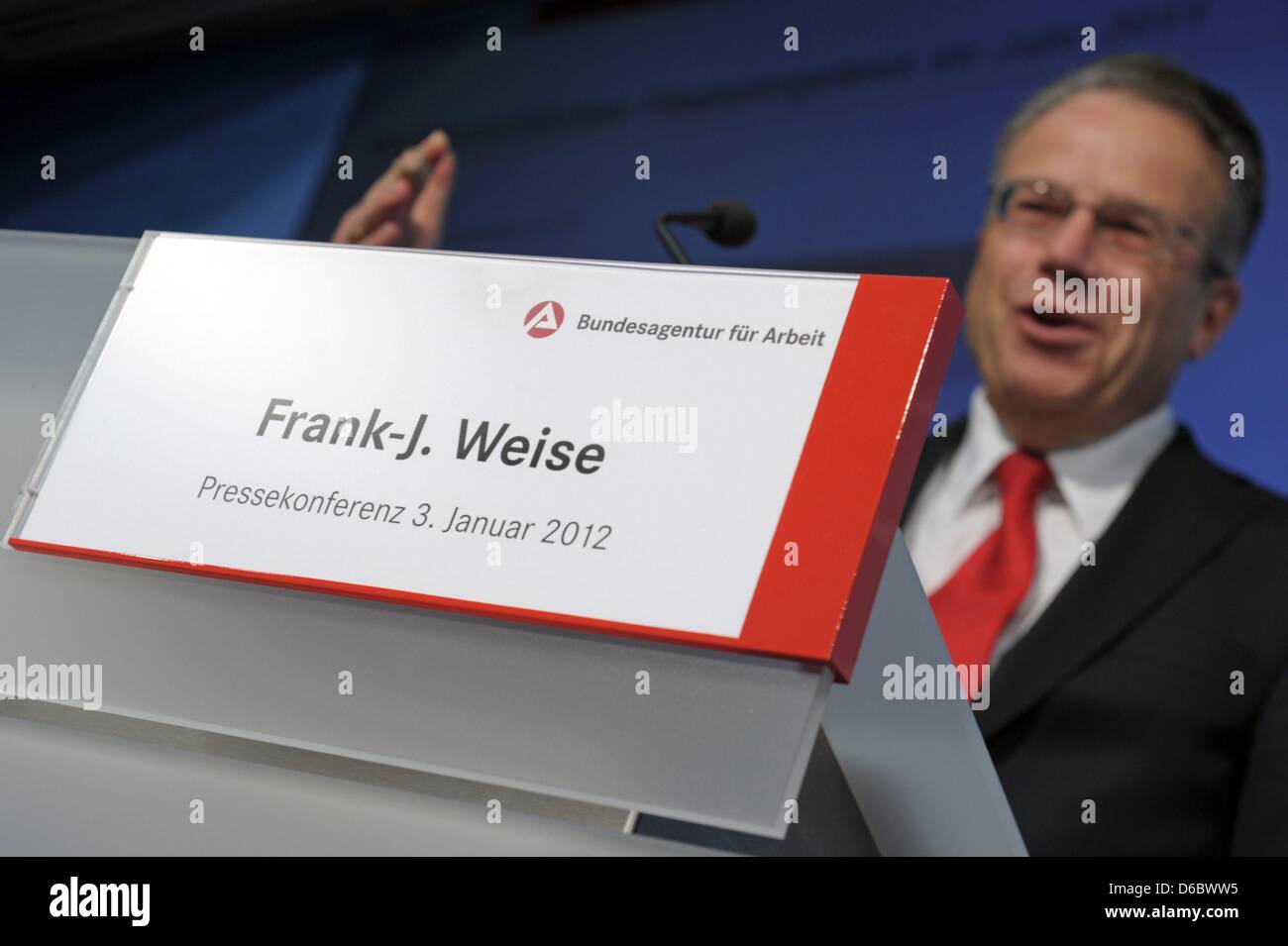 CEO dell'Agenzia federale per l'occupazione Frank-Juergen Weise parla di mercato del lavoro dati del 2011 durante la prima conferenza stampa dell'anno 2012 dell'agenzia ufficio centrale di Norimberga, Germania, 03 gennaio 2012. Il numero di disoccupati è aumentato di 67.000 a 2 780 000 persone nel dicembre 2011. Secondo l'Agenzia federale per l'occupazione, così 231,000 meno peopl Foto Stock