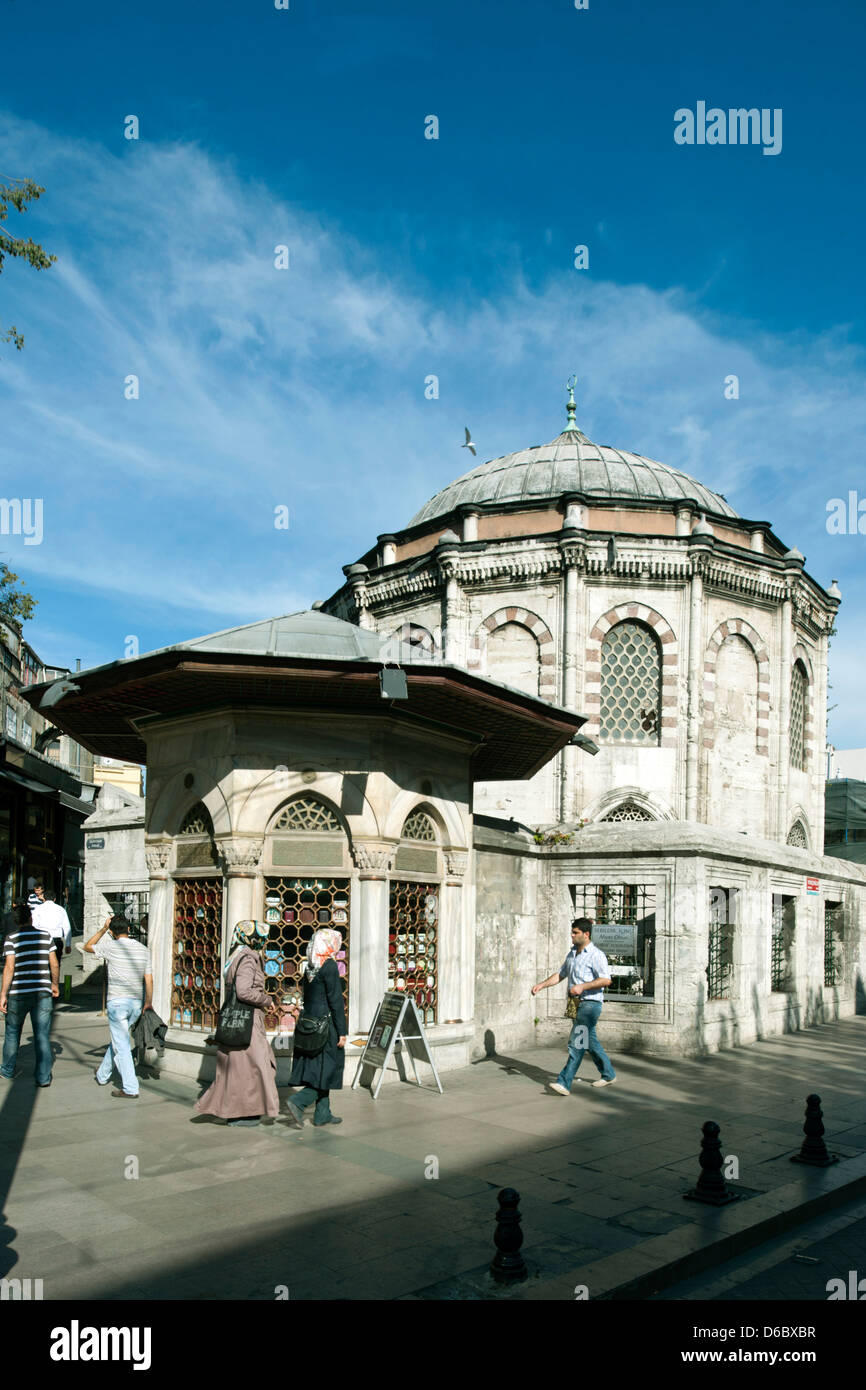Türkei, Istanbul, Yeniciler Cadesi ( Verlängerung der Divan Yolu ), Roca Sinan Pasa Brunnen und Türbe Foto Stock