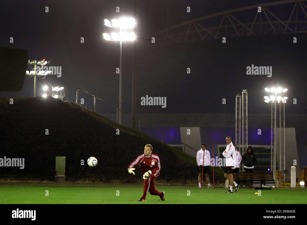 Il Bayern il portiere Manuel Neuer getta una sfera a Doha, Qatar, 04 gennaio 2012. Dal 02 al 09 gennaio 2012 la squadra del Bayern Monaco di Baviera si prepara per la seconda metà della Bundesliga tedesca stagione nel Golfo stato Qatar. Foto: Karl-Josef Hildenbrand Foto Stock