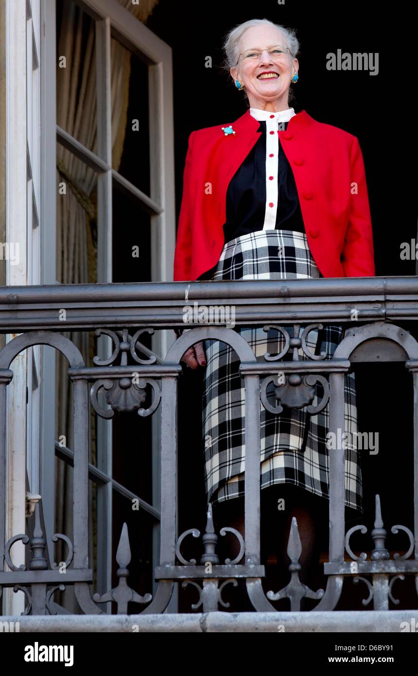 Copenhagen, Danimarca. Il 16 aprile 2013. Regina danese Margrethe al balcone del Palazzo Amalienborg a Copenaghen il suo 73rd compleanno il 16 aprile 2013. Foto: Patrick van Katwijk/DPA/Alamy Live News Foto Stock