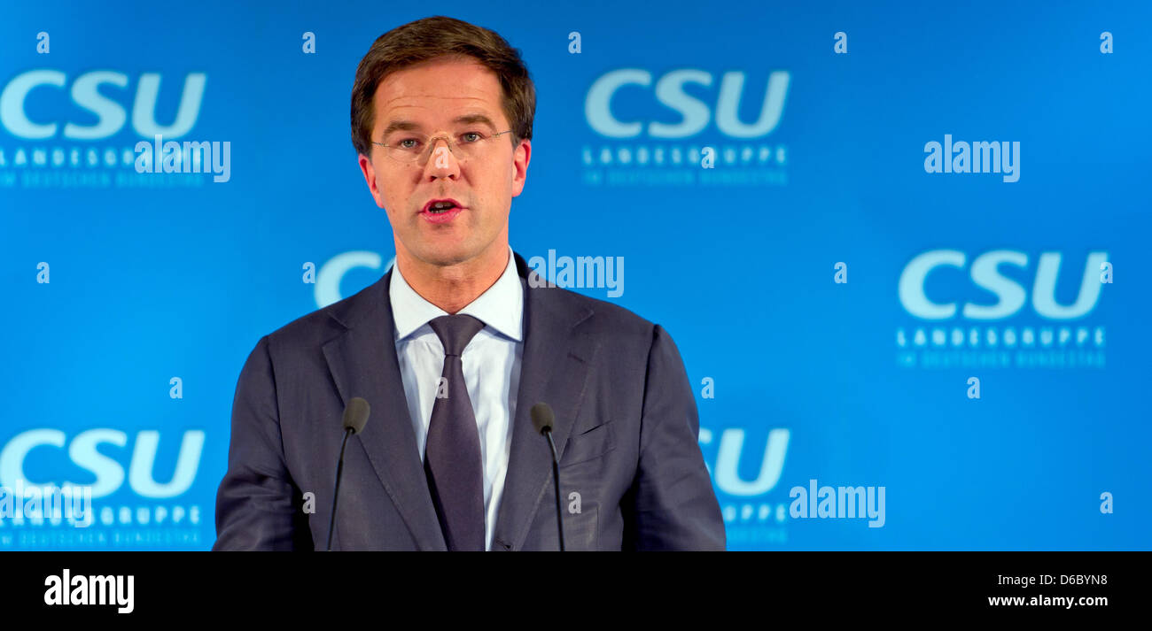 Il primo ministro dei Paesi Bassi e il ministro degli Affari Generali, Mark Rutte, colloqui durante la conferenza stampa conclusiva della tradizionale prima riunione dell anno della CSU comitato di stato presso la Fondazione Hann-Seidel in Kreuth, Germania, 06 gennaio 2012. Foto: SVEN HOPPE Foto Stock