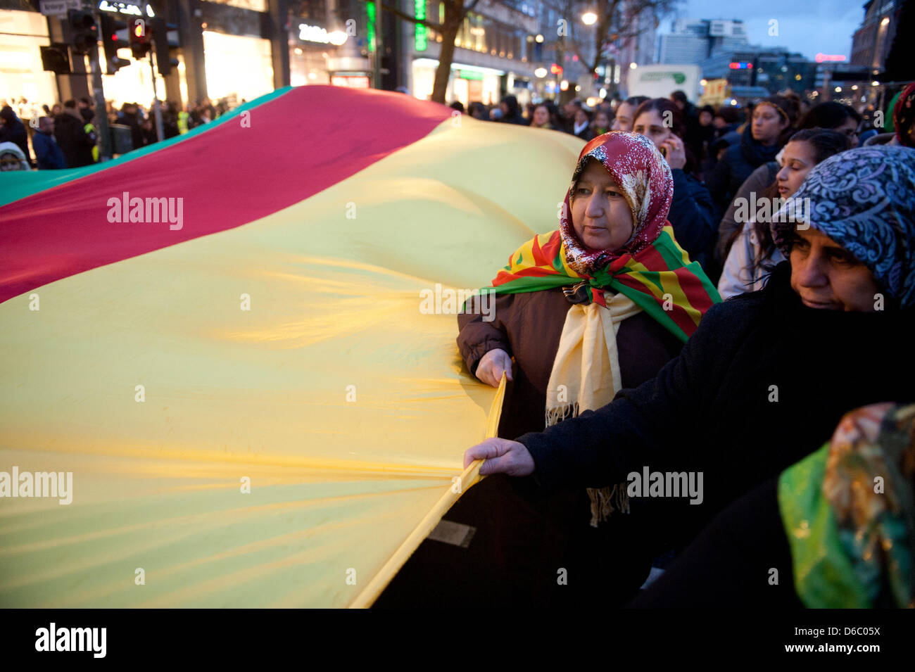 Associazioni curda e le organizzazioni di protesta contro le azioni dell'esercito turco di Berlino, 07 gennaio 2012. La dimostrazione sotto il motto "Commemorazione del 35 vittime civili in Sirnak' era per commemorare il 35 civili deceduti in un airstrike sul lato turco del confine per l'Iraq. Foto: JOERG CARSTENSEN Foto Stock