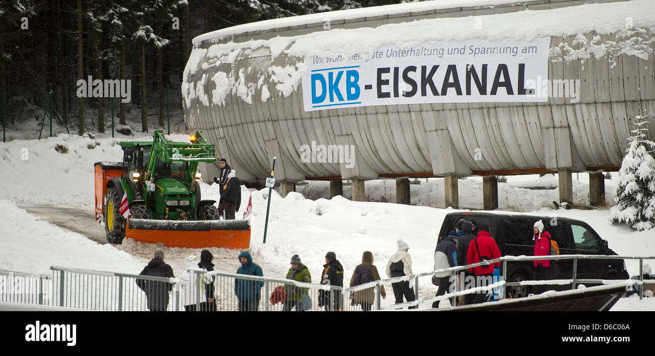 Un lavoratore cancella la neve fuori un percorso a Bob di Coppa del Mondo a Altenberg, Germania, 07 gennaio 2012. Uomini della due-uomo Bob caso ha dovuto essere rinviata fino alle ore 17:00 a causa di forti nevicate. Foto: ARNO BURGI Foto Stock