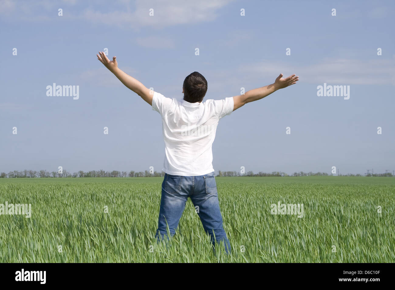 L'uomo prende energia dalla natura in Prato Foto Stock