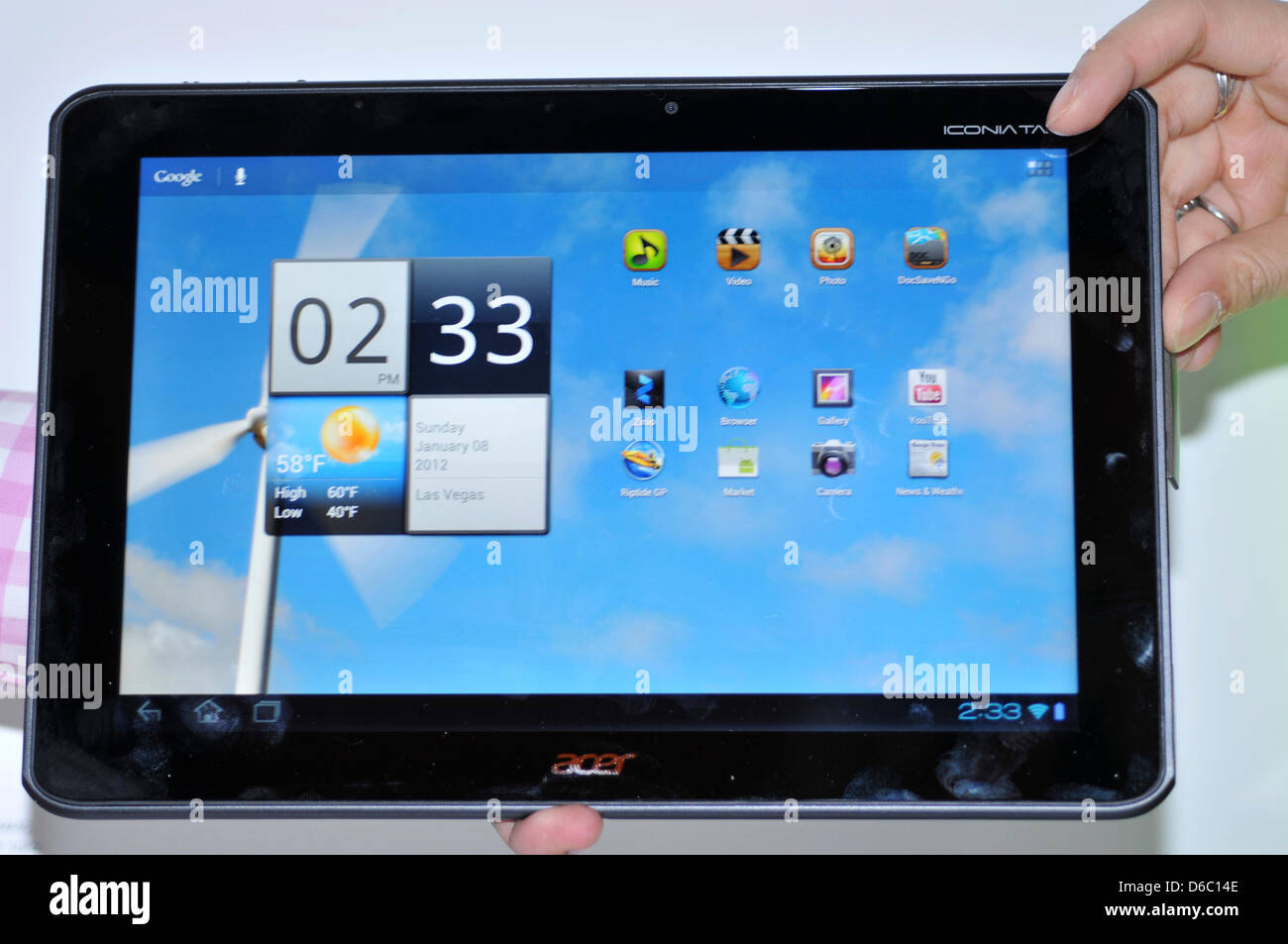 Un Acer membro dello staff presenta un nuovo tablet pc della serie Iconia dalla Taiwan azienda di computer Acer al Consumer Electronics Show (CES) di Las Vegas, Stati Uniti d'America, 08 Jauary 2012. Il tablet PC è dotato di un processore quad core il cui aumento delle prestazioni di elaborazione andranno a vantaggio soprattutto i video e i giochi per computer. Il tablet è inoltre equipaggiato con la versione più recente o Foto Stock