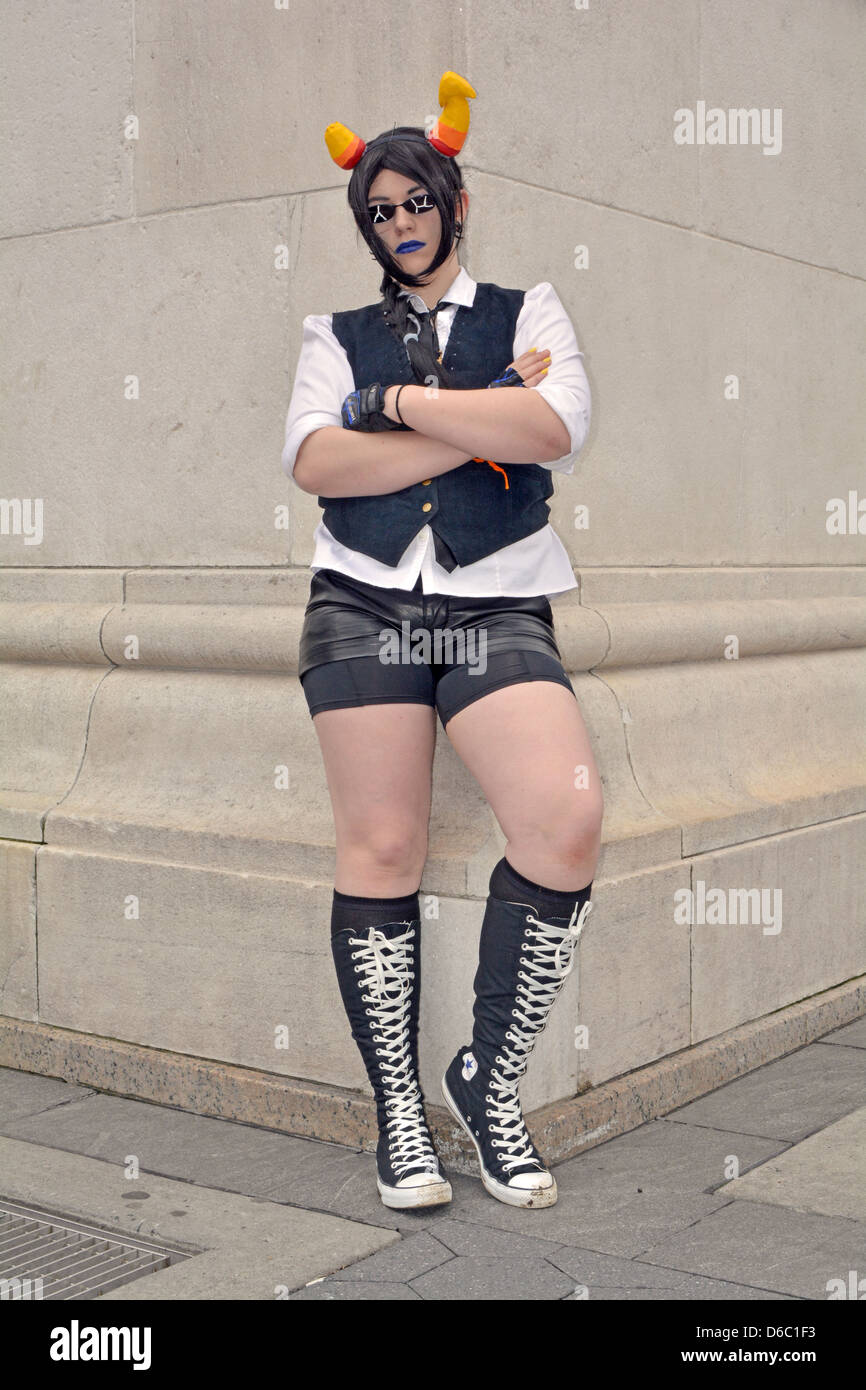 Giovane signora vestita come fem Equius dal web comic Homestuck a Incontriamoci in Greenwich Village. Foto Stock