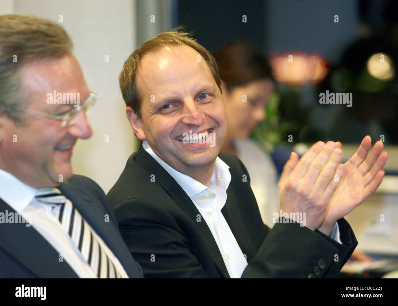 Il vice presidente della CDU a Berlino, Thomas Heilmann (R), si siede accanto a Berlino CDU presidente, Frank Henkel, alla nona riunione delle parti a Berlino, Germania, 09 gennaio 2012. Heilmann fu nominato Senatore di Berlino di giustizia e succcessor di Michael Braun. Foto: Stephanie Pilick Foto Stock