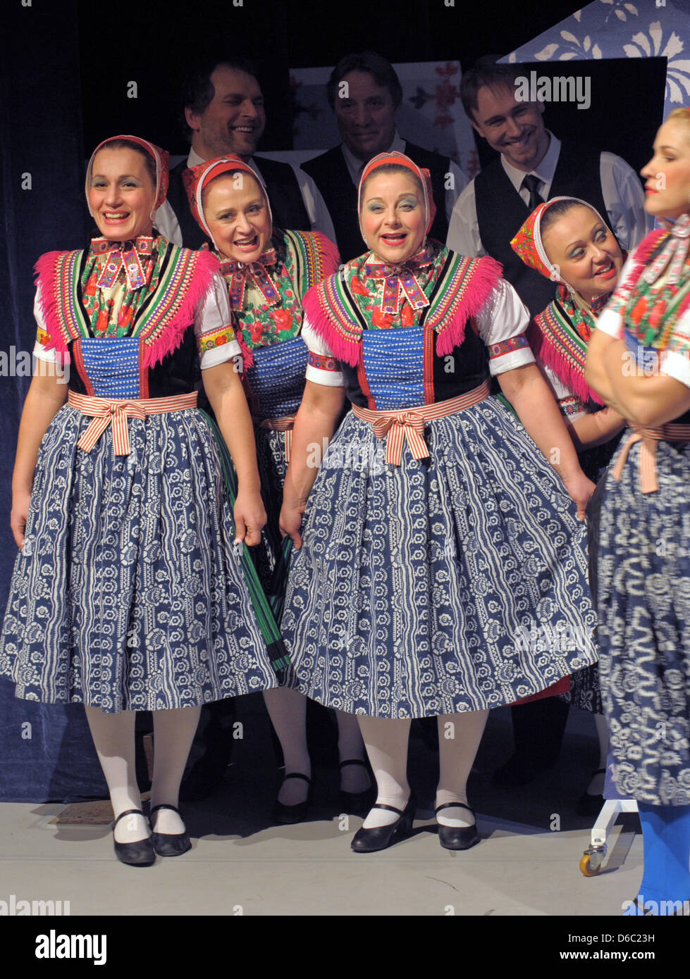 Il sorabo Ensemble nazionale che ripete per il matrimonio di uccelli di Bautzen, Germania, 09 gennaio 2012. La premiere sotto la direzione di Hauke Tesch avrà luogo a Cottbus il 13 gennaio 2012. Il matrimonio di uccelli è una sorabo custom celebrata il 25 gennaio 2012. Foto: Matthias Hiekel Foto Stock