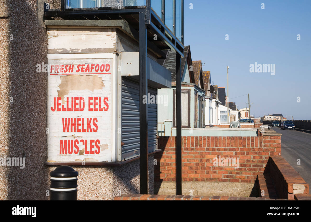 Segno di peeling per i suoi piatti a base di pesce su Brooklands station wagon Jaywick, Essex, considerata come la più socialmente svantaggiate comunità in Inghilterra. Foto Stock